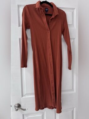 GAP Ribbed Polo Midi Dress in Auburn (Rust)